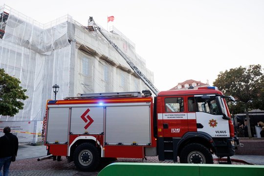 Vilniaus rotušėje netikėtas sujudimas: atskubėjo gausios ugniagesių pajėgos