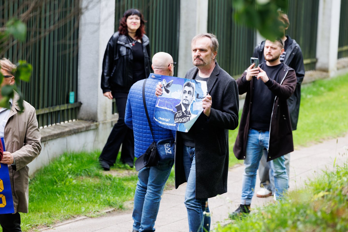 Savo balsą į Rusijos ambasadą Vilniuje keliauja atiduoti ir Lietuvoje gyvenantys rusai.<br>T.Bauro nuotr.