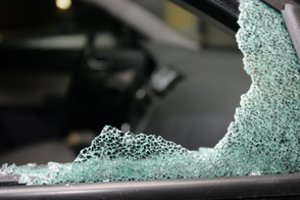 Sostinėje, Jonavoje, Šalčininkuose bei Vilniaus rajone nuniokoti keturi automobiliai – žala skaičiuojama tūkstančiai eurų