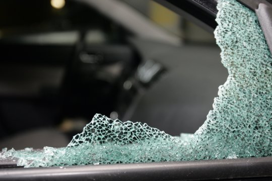 Sostinėje, Jonavoje, Šalčininkuose bei Vilniaus rajone nuniokoti keturi automobiliai – žala skaičiuojama tūkstančiai eurų