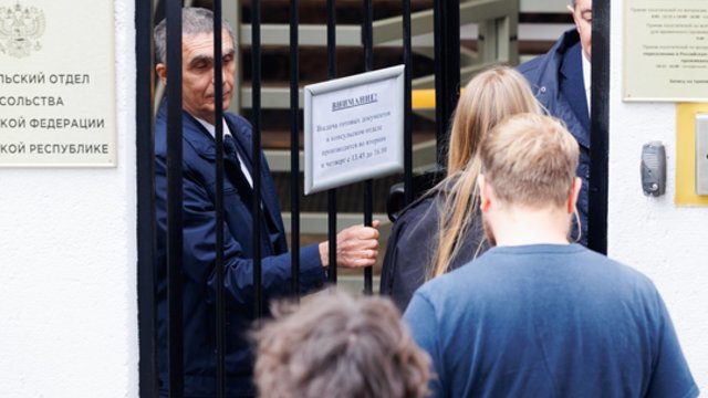 Rusijos ambasadoje Vilniuje verda rinkimų diena: eilėje pasirodė ir V. Putino režimo kritikai