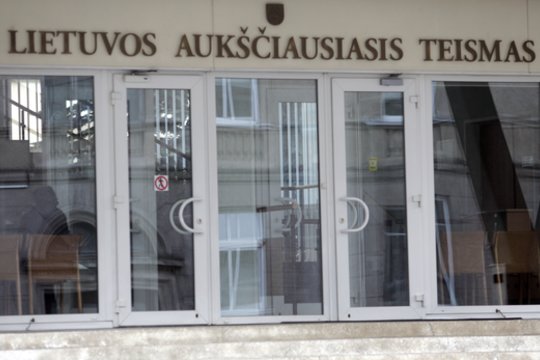 Už šlapinimąsi ant uniformos nuteistas buvęs policininkas siekia išteisinimo