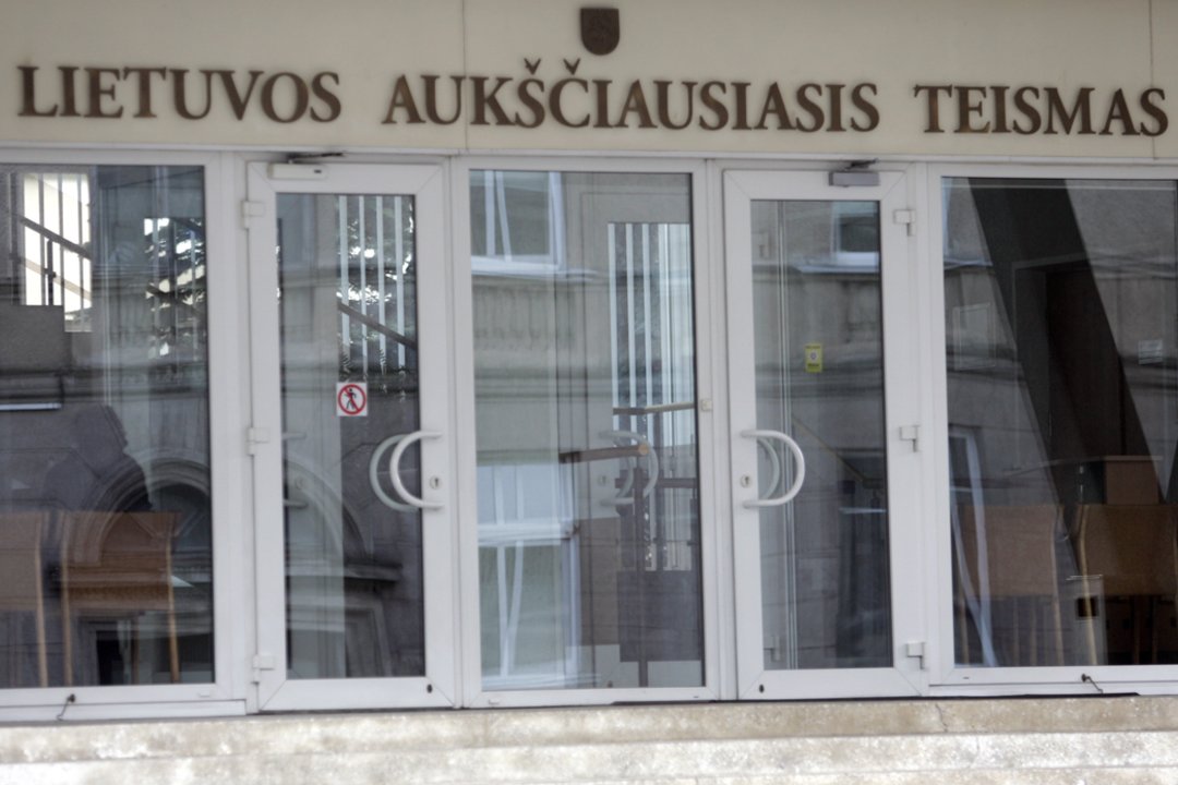 Už šlapinimąsi ant uniformos nuteistas buvęs policininkas siekia išteisinimo