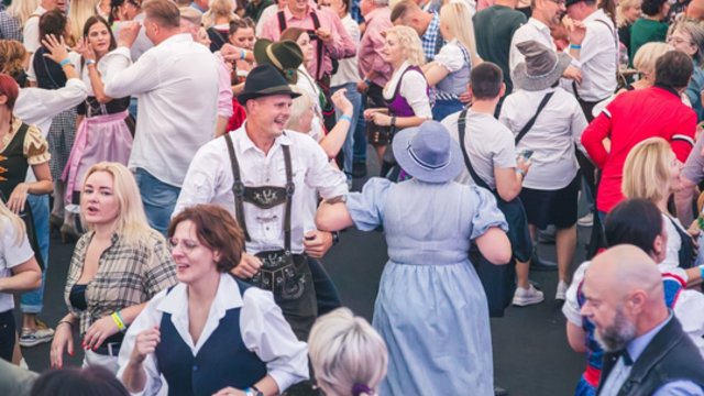 „Oktoberfest“ pradžia: įspūdingą šventę pasitiko rekordinė alaus kaina