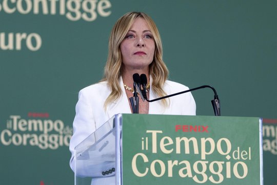 G. Meloni: Italijos mokyklose bus uždrausta dėvėti burkas