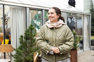 Pradėjo pačiu sunkiausiu metu ir ant sudegusio namo griuvėsių – dabar čia traukia būriai žmonių