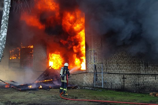 Ugniagesiai savaitgalį skubėjo į pagalbą ūkininkams: degė šienas, grūdai, pastatai