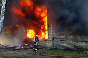 Ugniagesiai savaitgalį skubėjo į pagalbą ūkininkams: degė šienas, grūdai, pastatai