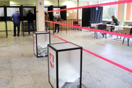 Kaip populistinės žinutės socialiniuose tinkluose veikia rinkėjų pasirinkimus?