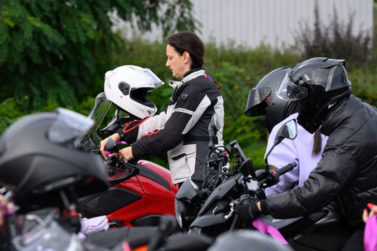 Už neišnešiotukų šeimas Vilniuje gaudė motociklų varikliai: pirmą kartą surengtas „Purpurinis važiavimas“