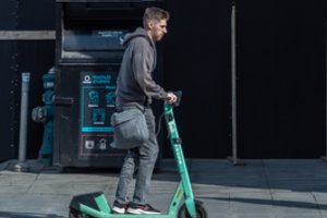 Elektriniai paspirtukai mieste jau daugeliui įgriso: gal laikas imtis draudimų ir Lietuvoje?