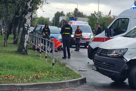 Apsisukinėjantis sunkvežimis Panevėžyje nutrenkė motociklą – motociklininkas ligoninėje