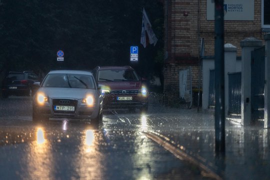 Lietuvą pasieks keli ciklonai: dangus prakiurs – įspėjo, kur tikėtis stiprių liūčių