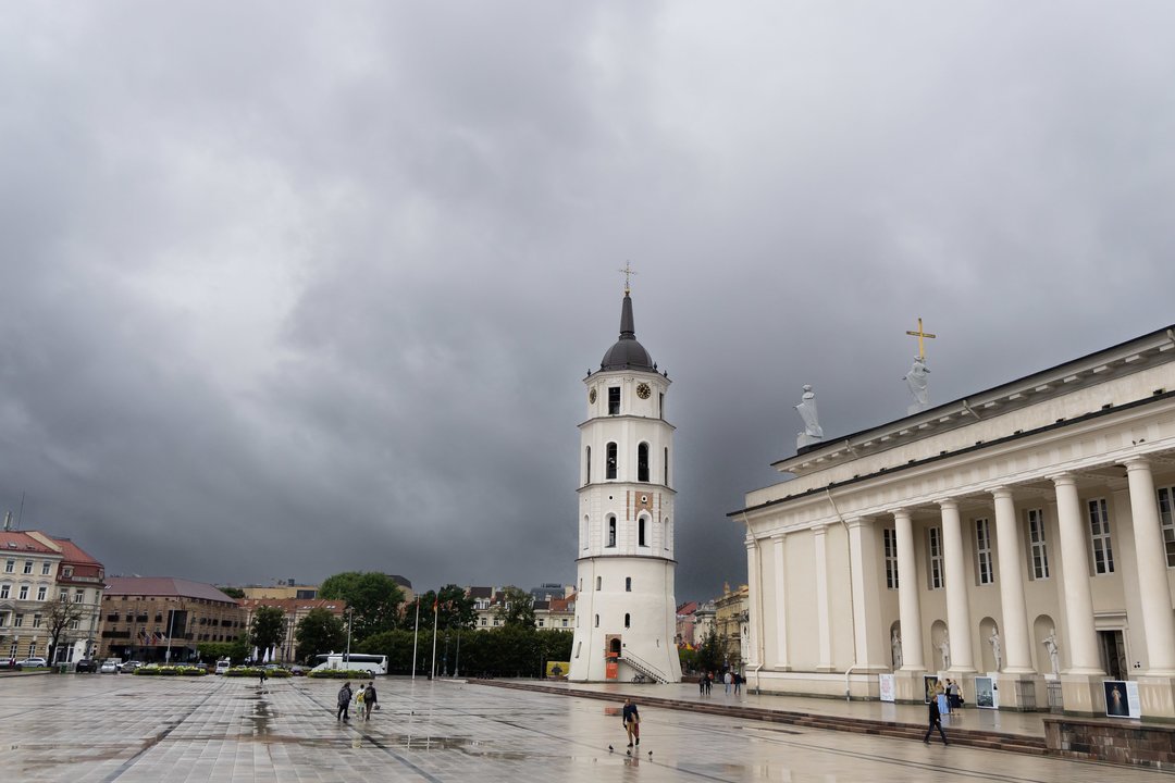 Lietuvą pasieks keli ciklonai: dangus prakiurs – įspėjo, kur tikėtis stiprių liūčių