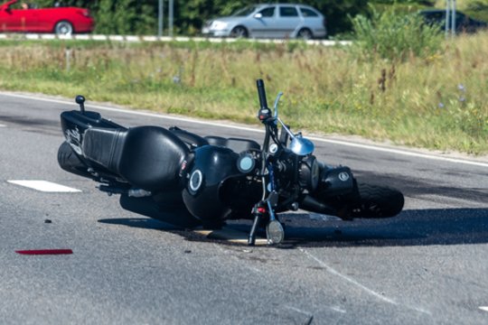 Vilniuje susidūrė motociklas ir autobusas – buvo gatvė uždaryta, sutriko visuomeninio transporto eismas