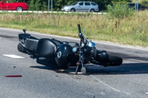Vilniuje susidūrė motociklas ir autobusas – buvo gatvė uždaryta, sutriko visuomeninio transporto eismas