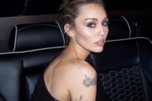 Iš žinomos Prancūzų dainininkės – rimti kaltinimai Miley Cyrus