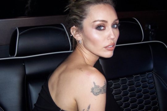 Iš žinomos Prancūzų dainininkės – rimti kaltinimai Miley Cyrus