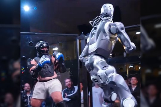 Žmogus ringe susikovė su robotu „Terminatoriumi“: dvikova žiūrovus pribloškė