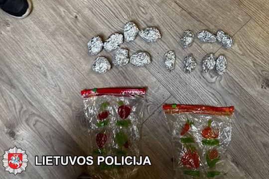 Jonavoje bute rastas indelis ir 34 ritinėliai su kvaišalais