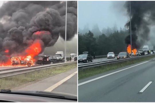 Užfiksavo vaizdus iš automagistralėje A1 kilusios masinės avarijos: vienas automobilis užsidegė