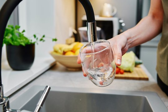 Išsklaidė mitus apie vandenį: apie virinimą pakartotinai, vandens kietumą ir kam iš tiesų reikalingi filtrai