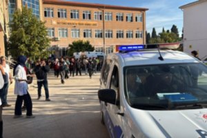 Šaudynės prie mokyklos Turkijoje: sužeistųjų skaičius išaugo iki 8, užpuolikas sulaikytas