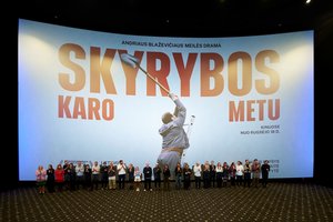 Pirmieji lietuvių įspūdžiai apie „Skyrybas karo metu“: filmas pristatomas kaip drama, o visa salė krizeno