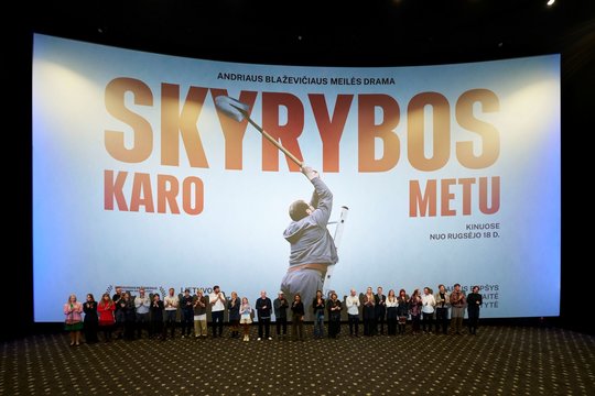 Pirmieji lietuvių įspūdžiai apie „Skyrybas karo metu“: filmas pristatomas kaip drama, o visa salė krizeno