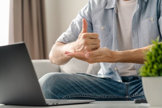 Kaip į gestų kalbą išversti „deepfake“, jei gesto dar nėra?