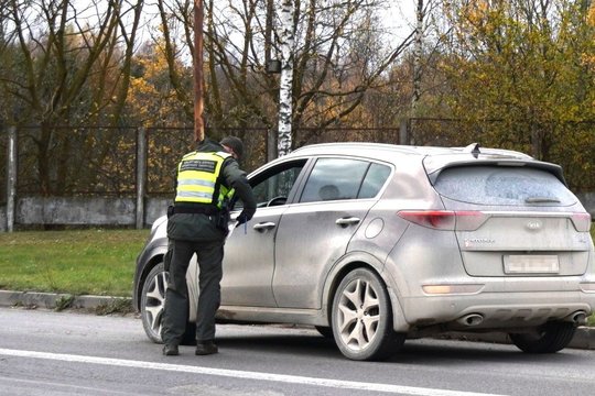 Vokietijos pilietis pateikė du vairuotojo pažymėjimus, bet nė vieno – tikro