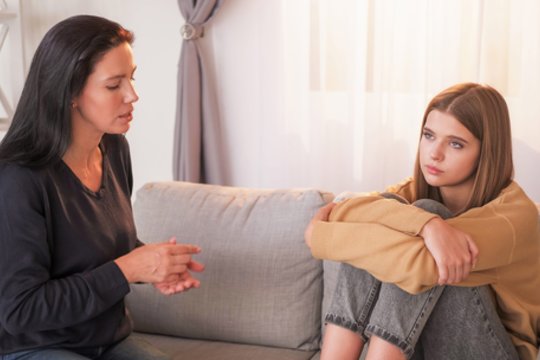 Ieva atskleidė, kuo virto bandymai riboti 14-metės dukros naudojimąsi telefonu: „Savo pačios namuose gyvenu kaip kare“