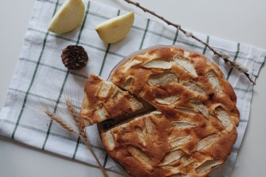 Kriaušių pyrago paslaptis – paprastas ingredientas: suteiks skonio, minkštumo, paviršius gražiai apskrus