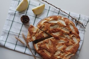 Kriaušių pyrago paslaptis – paprastas ingredientas: suteiks skonio, minkštumo, paviršius gražiai apskrus
