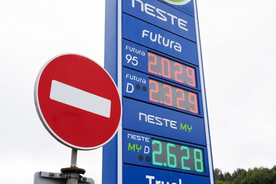 Skaičiams degalinėse toliau keliant šiurpą, beda į valdančiuosius: „Yra keli sprendimo būdai“