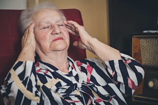 Pirmieji Alzheimerio ligos požymiai ar tik užmaršumas: neurologė paaiškina, kaip juos atskirti