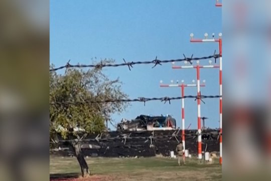 Vaizdai iš įvykio vietos: JAV karinėje oro pajėgų bazėje Vakarų Vokietijoje nukrito karinis lėktuvas
