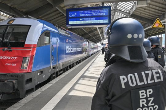 Grėsmingas incidentas Lenkijoje: bandyta nuo bėgių nuversti du traukinius