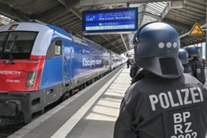 Grėsmingas incidentas Lenkijoje: bandyta nuo bėgių nuversti du traukinius