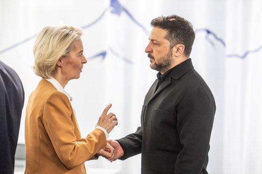 Tarp V. Zelenskio ir U. von der Leyen – įtemptas susitikimas