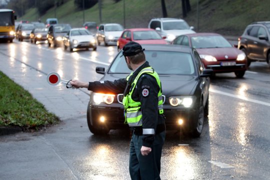 Vilniuje didelių gabaritų krovinį gabenęs vilkikas užstrigo ant viaduko ir sutrikdė eismą