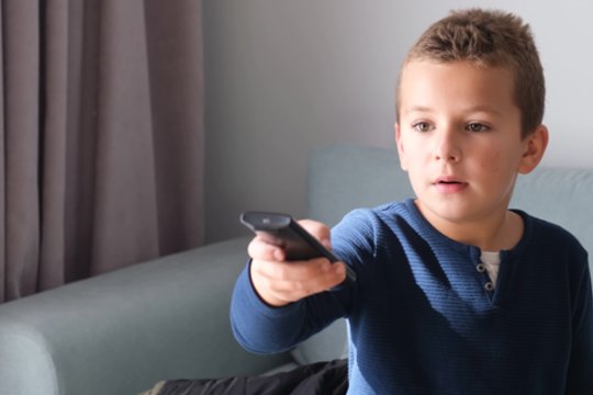 „Telia“ ekspertė pataria: kaip žiūrint filmus ar serialus geriau išmokti užsienio kalbą?