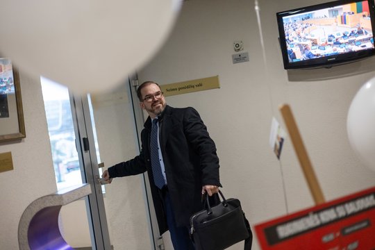 Puota maro metu: Krašto apsaugos ministerijos darbuotojams – neįtikėtiną sumą kainavęs vakarėlis