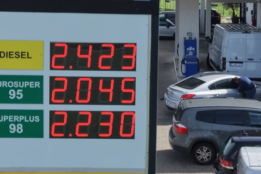 Austrijoje degalai turėtų atpigti 12 centų už litrą