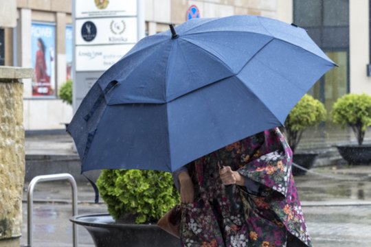 Vieną cikloną gena kitas: žinoma sinoptikė skelbia, kam nusiteikti