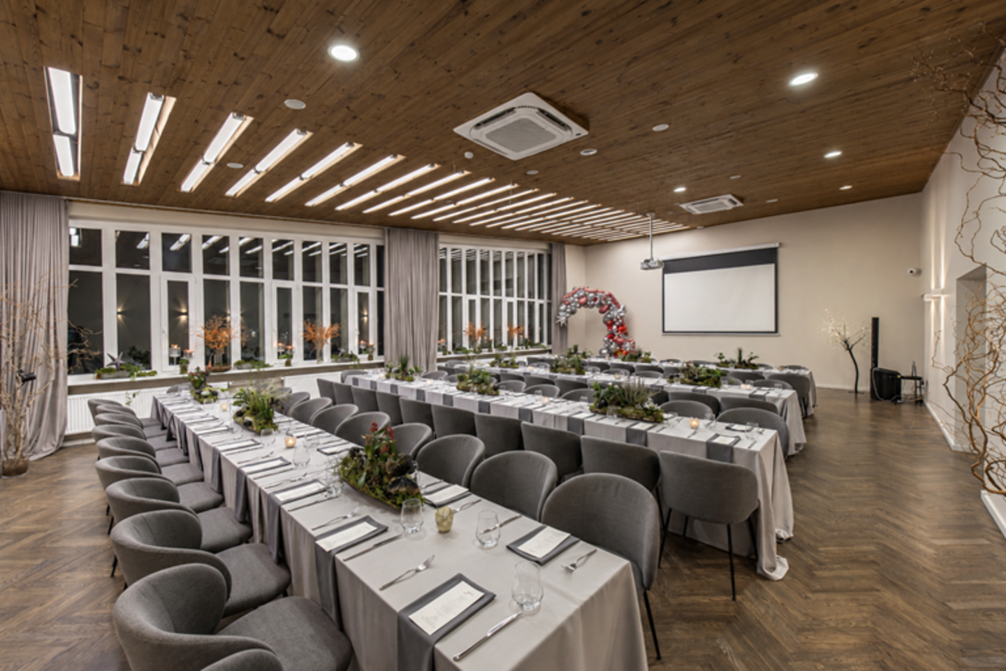 „Žilvinas Hotel Palanga“ bei jame įsikūrę restoranas „grás“ siūlo erdves, tiek mažų komandų susitikimams, tiek dideliems verslo renginiams.