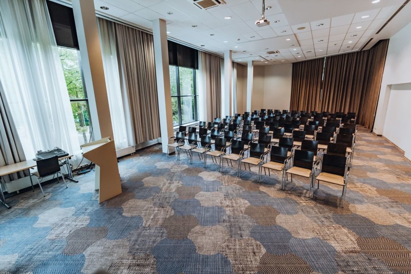 Viešbučio „Gabija“ konferencijų centras siūlo universalias erdves, lengvai pritaikomas pagal individualius poreikius.