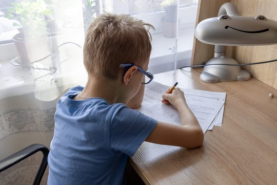 Ilgiau mokytis nereiškia išmokti daugiau: mokslininkės – apie namų darbus, miegą ir vaikų nuovargį