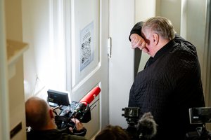 Į teismą atvyko kunigas T. Švedavičius: slepiasi nuo žurnalistų, bylos nekomentuoja