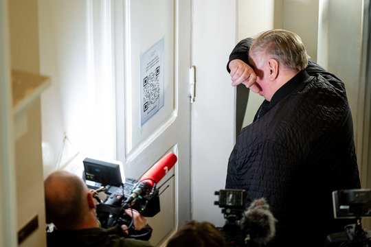 Į teismą atvyko kunigas T. Švedavičius: slepiasi nuo žurnalistų, bylos nekomentuoja